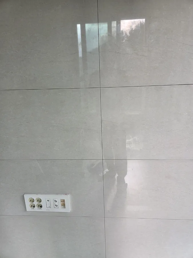 TV를 떼어낸 벽, 수리 후